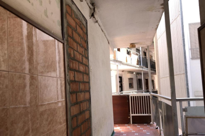 Tràfic de drogues, baralles i destrosses dels ocupes és amb el que conviuen cada dia els propietaris del número 2 del carrer Sant Andreu del Serrallo