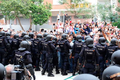Càrregues policials realitzades per la Policía Nacional a la plaça Imperial Tàrraco després d'intervenir a l'InstTarragona.