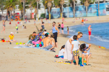 Un bon grapat de persones s'han saltat la prohibició de bany i de prendre el sol a les platges d'arreu del país aquesta tarda a la platja de Ponent de Salou.