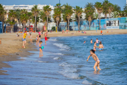 Un buen puñado de personas se han saltado la prohibición de baño y de tomar lo suele en las playas de todo el país esta tarde en la playa de Ponent de Salou.