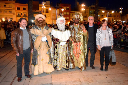 Milers de persones han rebut els Reis d'Orient a la seva arribada a Tarragona. Des de la zona del port han començat la cavalcada per la ciutat.