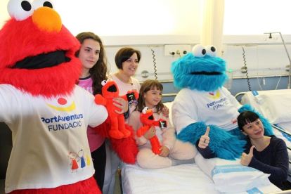 Triki y Elmo visitan los hospitales de Tarragona y Reus