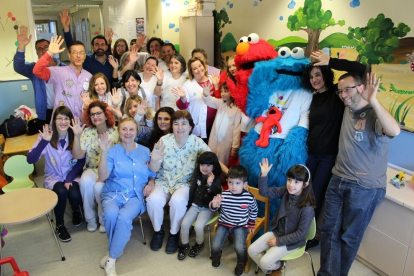 Triki y Elmo visitan los hospitales de Tarragona y Reus
