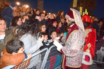 Milers de persones han rebut els Reis d'Orient a la seva arribada a Tarragona. Des de la zona del port han començat la cavalcada per la ciutat.