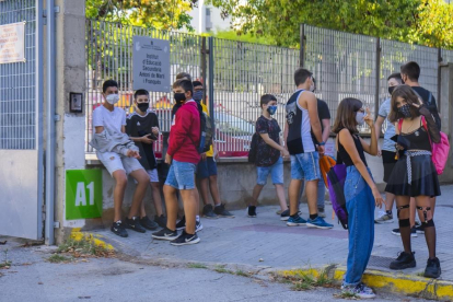 Primer dia de curs al'Institut Martí Franqués de Tarragona amb les mesures de seguretat sanitària obligades per la pandèmica del coronavirus