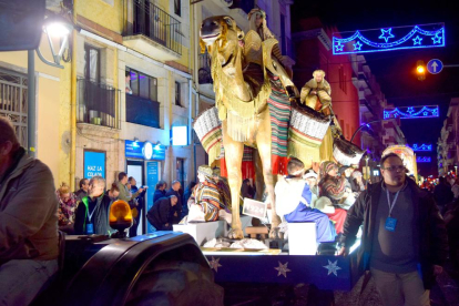 Milers de persones han rebut els Reis d'Orient a la seva arribada al port de Tarragona i han seguit la cavalcada per la ciutat.