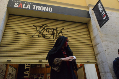La Sala Trono de Tarragona se ha despedido del público más fiel con un entierro que ha acabado con un vermú.