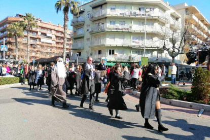 Més de 3.800 persones han desfilat pels carrers de Salou