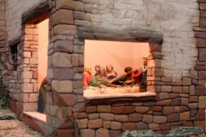 El diorama, de cinc metres de llarg, és diferent del que es poden visitar per Nadal i que recreen pessebres, ja que no hi ha cap angle recte.