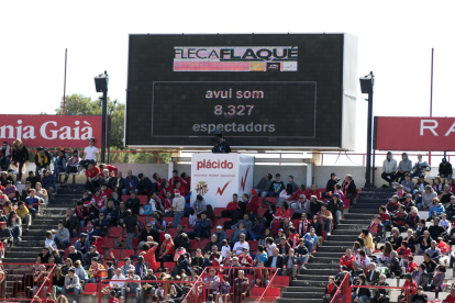 Més de 8.000 espectadors han presenciat el partit al Nou Estadi.