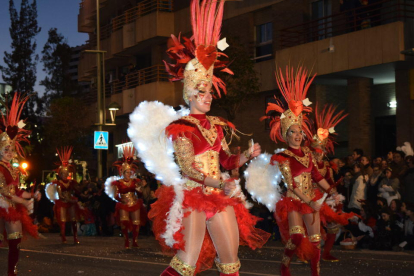 Imatges de les comparses que han participat a la Rua de l'Artesania