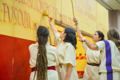 Alumnos de Vidal i Barraquer presentan una reconstrucción histórica sobre las pintadas en las paredes en época romana