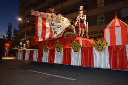 Imatges de les comparses que han participat a la Rua de l'Artesania