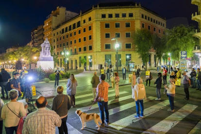 Acció de protesta contra la visita de Felip VI a Barcelona amb la crema d'imatges del rei davant l'estàtua dels Despullats a la Rambla Nova de Tarragona.