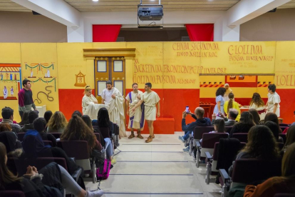 Alumnes del Vidal i Barraquer presenten una reconstrucció històrica sobre les pintades a les parets en època romana