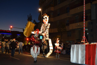 Imatges de les comparses que han participat a la Rua de l'Artesania