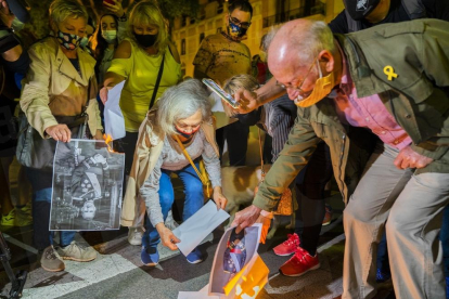 Acció de protesta contra la visita de Felip VI a Barcelona amb la crema d'imatges del rei davant l'estàtua dels Despullats a la Rambla Nova de Tarragona.