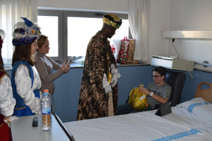 Melcior, Gaspar i Baltasar han repartit regals a la planta de pediatria de l'hospital tarragoní.