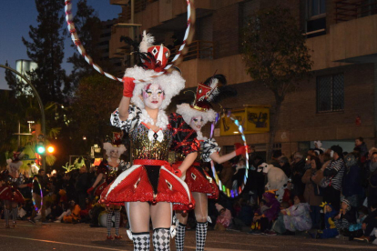 Imatges de les comparses que han participat a la Rua de l'Artesania