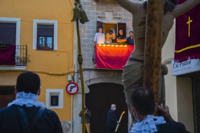Per culpa de la covid-19 els rierencs han hagut de venerar al Crist des de les portes i els balcons de casa seva. 