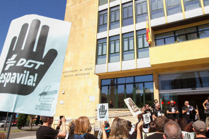 Protesta de les autoescoles de Tarragona per la manca d'examinadors