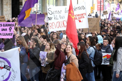 Manifestació d'estudiants durant la vaga del 8 de març a Tarragona.