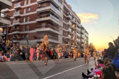 Els carrers de Tarragona s'omplen per veure la Rua d'Artesania