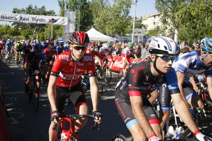 Imatges del moment de la sortida de la segona edició de la Clàssica Xavi Tondo de Valls, que ha comptata amb la presència de Miguel Indurain.