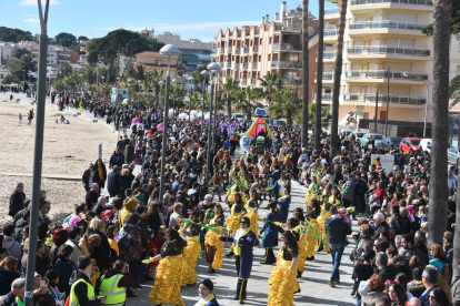 Imatge de la desfilada de comparses pel municipi