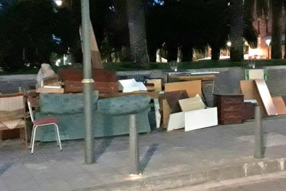 L'usuari de Twitter, Joan Boronat, va dedicar-se, durant una hora, a comprovar l'estat dels contenidors a diverses zones de la ciutat.