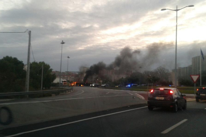 Una barricada amb fogueres talla el Pont de Santa Tecla des de la plaça Europa.