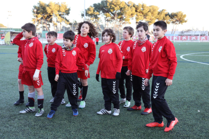 Els futbolistes del primer equip apadrinen els 40 equips grana