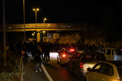 200 concentrados llamados por Tsunami Democràtic cortan la A-7 en Tarragona