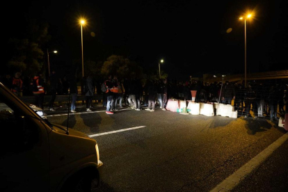 200 concentrats cridats per Tsunami Democràtic tallen la A-7 a Tarragona