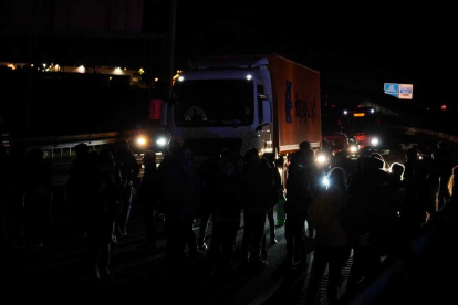 200 concentrados llamados por Tsunami Democràtic cortan la A-7 en Tarragona