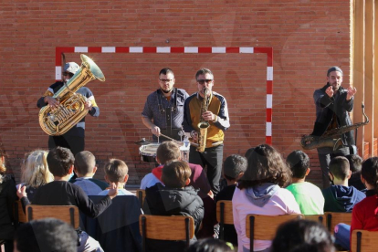 La Fira de Circ Trapezi es reinventa posant el focus en les escoles de Reus. Actuació al col·legi Sant Pau