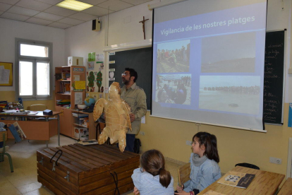 L'educador ambiental que informa sobre la tortuga babaua ha explicat els nens tarragonins com actuar en cas de trobar-ne alguna