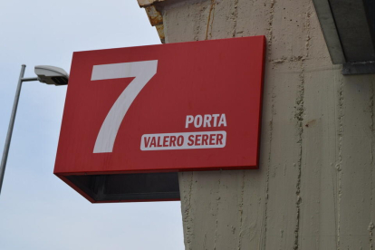 La porta 7 de Tribuna del Nou Estadi ja porta el nom de l'exjugador grana