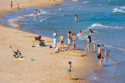 Banyistes a la platja de l'Arrabassada de Tarragona, 19 de maig de 2020