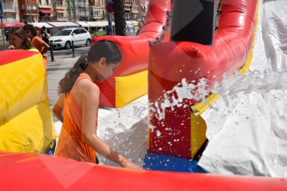 Inflables de agua en el Serrallo por la Festa Major de la Mare de Déu del Carme