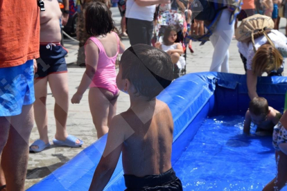 Inflables de agua en el Serrallo por la Festa Major de la Mare de Déu del Carme