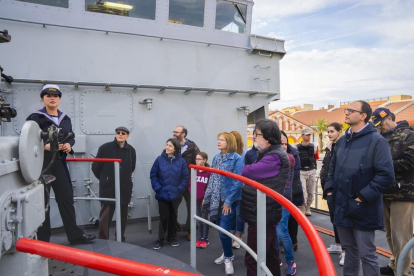 Jornada de portes obertes al port de Tarragona del vaixell militar el Vigía, de l'Armada espanyola.