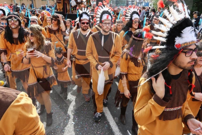 La resaca no es obstáculo para celebrar el desfile matinal de Carnaval del Reus