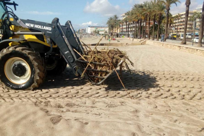 D'altra banda, Salou intenta tornar a la normalitat després de les inundacions que també van patir ahir a la nit. Els veïns del carrer del Sol al barri de la Salut, propers a la zona de Vilafortuny i al Barranc de Barenys han vist com l'aigua ha empantanat diversos carrers afectant locals i cotxes que han quedat atrapats.

També la platja de Ponent, on desemboca l'aigua del Barranc de Barenys s'ha vist afectada, en una zona on hi ha periòdiques inundacions del Barri de la Salut. La riuada s'ha emportat una gran quantitat de sorra de la platja.