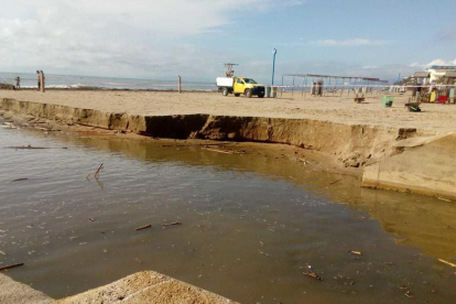 D'altra banda, Salou intenta tornar a la normalitat després de les inundacions que també van patir ahir a la nit. Els veïns del carrer del Sol al barri de la Salut, propers a la zona de Vilafortuny i al Barranc de Barenys han vist com l'aigua ha empantanat diversos carrers afectant locals i cotxes que han quedat atrapats.

També la platja de Ponent, on desemboca l'aigua del Barranc de Barenys s'ha vist afectada, en una zona on hi ha periòdiques inundacions del Barri de la Salut. La riuada s'ha emportat una gran quantitat de sorra de la platja.