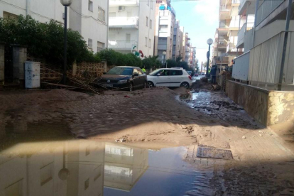 D'altra banda, Salou intenta tornar a la normalitat després de les inundacions que també van patir ahir a la nit. Els veïns del carrer del Sol al barri de la Salut, propers a la zona de Vilafortuny i al Barranc de Barenys han vist com l'aigua ha empantanat diversos carrers afectant locals i cotxes que han quedat atrapats.

També la platja de Ponent, on desemboca l'aigua del Barranc de Barenys s'ha vist afectada, en una zona on hi ha periòdiques inundacions del Barri de la Salut. La riuada s'ha emportat una gran quantitat de sorra de la platja.