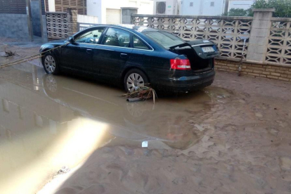 D'altra banda, Salou intenta tornar a la normalitat després de les inundacions que també van patir ahir a la nit. Els veïns del carrer del Sol al barri de la Salut, propers a la zona de Vilafortuny i al Barranc de Barenys han vist com l'aigua ha empantanat diversos carrers afectant locals i cotxes que han quedat atrapats.

També la platja de Ponent, on desemboca l'aigua del Barranc de Barenys s'ha vist afectada, en una zona on hi ha periòdiques inundacions del Barri de la Salut. La riuada s'ha emportat una gran quantitat de sorra de la platja.