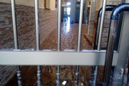 D'altra banda, Salou intenta tornar a la normalitat després de les inundacions que també van patir ahir a la nit. Els veïns del carrer del Sol al barri de la Salut, propers a la zona de Vilafortuny i al Barranc de Barenys han vist com l'aigua ha empantanat diversos carrers afectant locals i cotxes que han quedat atrapats.

També la platja de Ponent, on desemboca l'aigua del Barranc de Barenys s'ha vist afectada, en una zona on hi ha periòdiques inundacions del Barri de la Salut. La riuada s'ha emportat una gran quantitat de sorra de la platja.