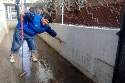 D'altra banda, Salou intenta tornar a la normalitat després de les inundacions que també van patir ahir a la nit. Els veïns del carrer del Sol al barri de la Salut, propers a la zona de Vilafortuny i al Barranc de Barenys han vist com l'aigua ha empantanat diversos carrers afectant locals i cotxes que han quedat atrapats.

També la platja de Ponent, on desemboca l'aigua del Barranc de Barenys s'ha vist afectada, en una zona on hi ha periòdiques inundacions del Barri de la Salut. La riuada s'ha emportat una gran quantitat de sorra de la platja.