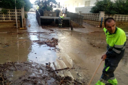 D'altra banda, Salou intenta tornar a la normalitat després de les inundacions que també van patir ahir a la nit. Els veïns del carrer del Sol al barri de la Salut, propers a la zona de Vilafortuny i al Barranc de Barenys han vist com l'aigua ha empantanat diversos carrers afectant locals i cotxes que han quedat atrapats.

També la platja de Ponent, on desemboca l'aigua del Barranc de Barenys s'ha vist afectada, en una zona on hi ha periòdiques inundacions del Barri de la Salut. La riuada s'ha emportat una gran quantitat de sorra de la platja.